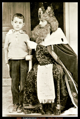 Reyes Magos de 1963
José Luis Tacero Roncero pidiéndole sus regalos al rey Mago, en el año 1963.
Palabras clave: regalos  rey Mago