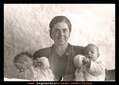 Juana con sus mellizos
Juana Hernández con sus hijos mellizos Jesús y Paco Huete 1953
Palabras clave: mellizos Jesús y Paco Huete 