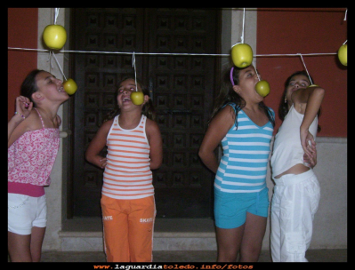 Juego de la manzana
El día 26 de Julio  del 2010, comenzó IV semana de la juventud, durante dicha se mana se organizaron una serie de actividades, entre otras, juegos para los más pequeños,  películas y discoteca para los mayores. Juego de las manzanas.
Palabras clave:  juegos para los más pequeños