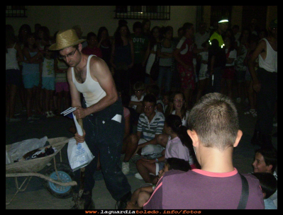  Juego de misterio
El día 26 de Julio  del 2010, comenzó la IV semana de la juventud, durante esta semana se organizaron una serie de actividades, entre otras, juegos para los más pequeños,  películas y discoteca para los mayores.
Juego de misterio en el que habra que descubrir un asesinato.
Palabras clave: Juego de misterio