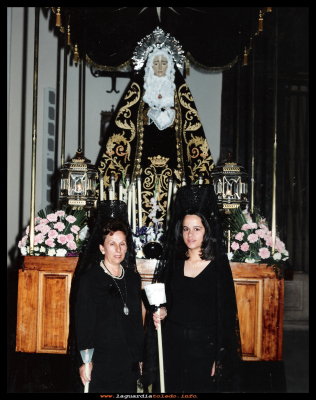 Jueves Santo
Semana Santa del año 1997, Tenta Portillo  y su hija Begoña Gómez (reina del año 1996) delante de Muestra Señora de la Soledad
Palabras clave: Semana Santa