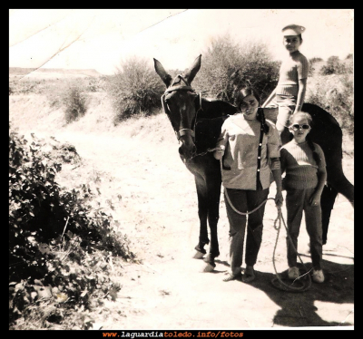  Juli y familiares
Juli Orgaz (la pinta) sujetando el ramal de la mula, junto a unos familiares. Año 1962.
EL CURSO DE LA VIDA: La infancia y niñez
Palabras clave: Juli Orgaz (la pinta)