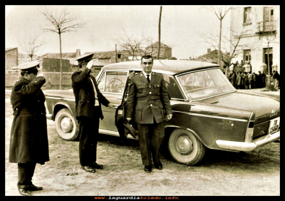 Julián
Julián el “quinto” saliendo de un seat 1500, año 1968
Palabras clave: Julián seat