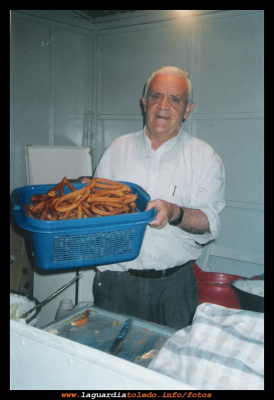  Julio Campaya
Año 2000. Julio Campaya, en su oficio de churrero.
Esta fotografía se la fue mandada desde Francia.
EL CURSO DE LA VIDA: Los trabajos y oficios
Palabras clave: oficio de churrero