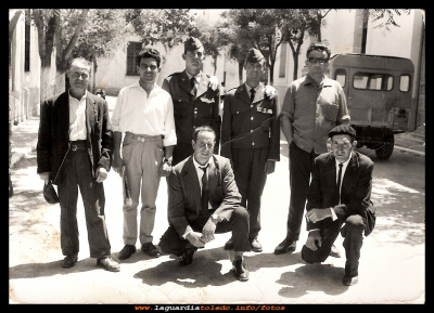 Jura de bandera
Jura de banderas en la Base de Getafe 1964.
Santiago Valero, José María, Eugenio Santiago, Tomás Valero, Manolo de la Cruz, Julián López y Victorino Santiago. 

Palabras clave: Jura de banderas Base de Getafe