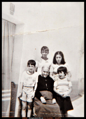 LA ABUELA Y NIETOS
Gregoria la (patoja) y sus nietos Luis, Juan, Mari y Paloma
Palabras clave: Gregoria