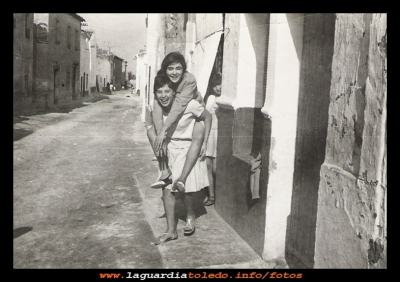 La Villeta
Año 1968, Matilde "Cepa" e Ines Orgaz en la Villeta, puerta de su tia Ines. Vemos la conocida calle sin asfaltar, como tantas otras en aquella época. Al fondo, se aprecian algunos árboles del jardín.

Palabras clave: la Villeta (sin asfaltar)
