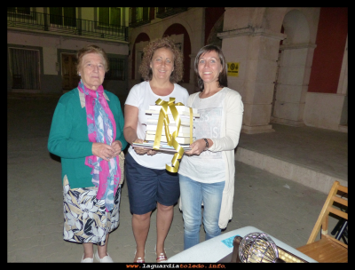 La afortunada
El pasado viernes, en la primera proyección de nuestra V edición del festival "Tradiciones al fresco", la afortunada del bingo fue Merce. (4-9-2015)
En la foto Inés le entrega el premio a Merce y a su suegra Martina.
Palabras clave: V edición del festival "tradiciones al fresco"