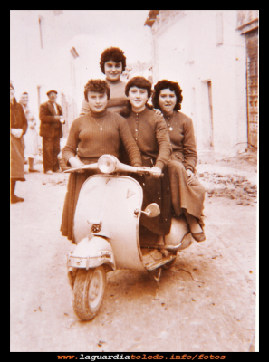 La vespa
Años 50, mozas en una vespa, en la época la foto en la moto era de lo más original.
Las chicas son: Petra, Luisa, María y Basi.

Palabras clave: Años 50 vespa