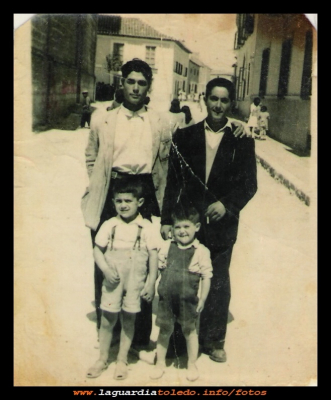 calle Mayor
Año 1953, Enrique “guijarro”y un amigo con José el carnicero y su hermano Manolo.
EL CURSO DE LA VIDA: La juventud y los amigos
Palabras clave: Año 1953, José el carnicero y su hermano Manolo