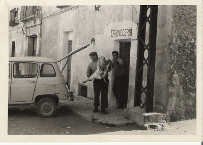 La carniceria
La primera carnicería que tuvo Jose,  en la plaza  compartida con su hermano Antonio,  año 1975.

Palabras clave: primera carnicería que tuvo Jose