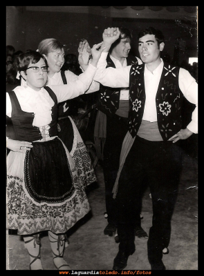  La catedra
La cátedra, en el año  1967 llegaron al pueblo un grupo de mujeres de la sección femenina, se hicieron varios talleres: de costura, cocina, gimnasia, bailes regionales…
Se podían apuntar todos los chicos y chicas que quisieran, fueron unos meses divertidos.
Palabras clave: La cátedra, en el año  1967