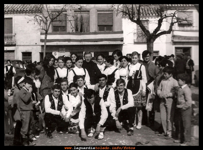 La cátedra
La cátedra. En el año 1967 llegaron al pueblo un grupo de mujeres de la sección femenina, se hicieron varios talleres: de costura, cocina, gimnasia, bailes regionales…
Se podían apuntar todos los chicos y chicas que quisieran, fueron unos meses divertidos.
Palabras clave: cátedra, en el año  1967