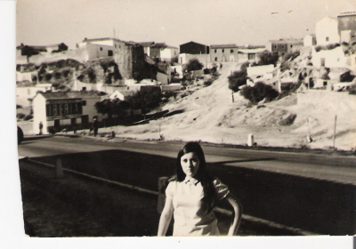  La cuesta Nueva
Años 60, Inés Orgaz, de tras unas hermosas vistas de la entrada al pueblo por la cuesta nueva. ¿No hubiera sido interesante  haber conservado esta entrada?  

Palabras clave:  Haber conservado esta entrada