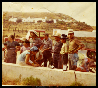 La curiosidad
Fotografía muy interesante, hecha como otras en nuestro pueblo. Coche que para y persona que se baja para admirar el paisaje y, como, no con la cámara de fotos en la mano, y la gente mirando curiosa. Año 1963
Por la izq La tía Eulogia, Goyo Orgaz, Jesús González, Joaquín Perea, ¿? Y Juan Orgaz.

Palabras clave: Fotografía pueblo paisaje