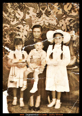  La familia
Año 1954. Teófila con sus hijos, Juli, Marcelino y Seve.
EL CURSO DE LA VIDA: < Las familias
Palabras clave: Teófila con sus hijos