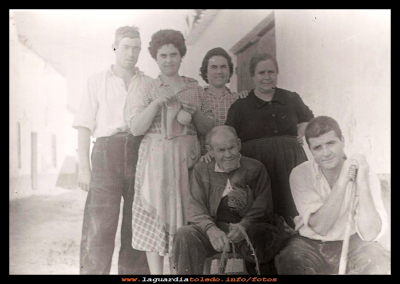 La familia
Familia Merino, años 50.
De pie por la izquierda: Sene Largo, su mujer Agustina Merino, Paca Huete y  Eustaquia Tacero.
Sentados: El tío Macario Merino haciendo soguilla, y Juan su hijo.

Palabras clave: Familia Merino, años 50.
