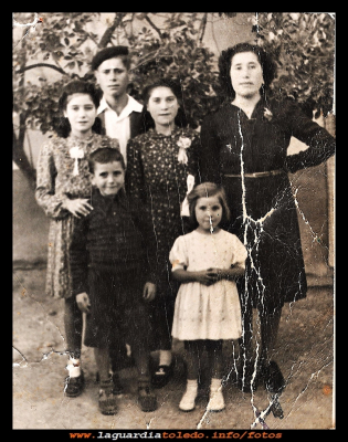 La familia
Familia Sánchez Pedraza (los jaberganderos)     
Paco, Santiaga, Nati, Juana, Juanito y fina. (1940)

Palabras clave: Familia Sánchez Pedraza 