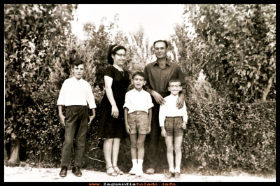 La familia
Juliana Sánchez Muñoz y Santiago Santiago en el cerro junto a sus hijos Cesar, Eduardo y Pepe año 1965.
Palabras clave: Juliana  Santiago cerro