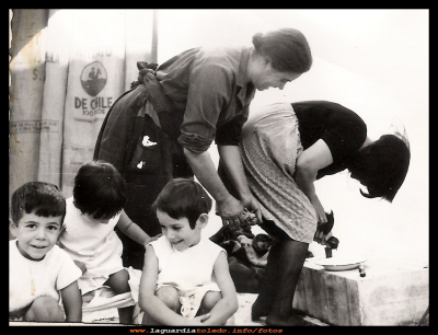 La gallina
Esta foto esta muy completa. Desde como matar a una gallina, los niños en el orinal y la cortina que se ve hecha de los sacos de nitrato (una costumbre muy normal en aquella época la de aprovechar todo) año 1967.
EL CURSO DE LA VIDA: < Las familias
Palabras clave: una gallina niños en el orinal  sacos de nitrato