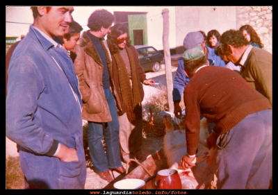 Matanza 1992
Año 1992. De matanza en la cuesta de los pilares.
Como de costumbre viajeros que van por la carretera, les gusta el panorama y paran a mirar. Esta vez se encuentran con la matanza de un gorrino, el de Goyo Orgaz, que junto a su familia y amigos, están pelando al cerdo en la calle (enfrente de su casa)

Palabras clave: matanza 1992 gorrino goyo orgaz turismo