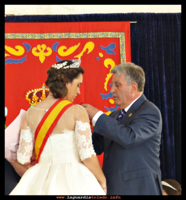 La medalla
Laura Revuelta reina de las fiestas, le pone  la medalla del Santo Niño el presidente de la cofradía Matías del Castillo (24-9-2015)
Palabras clave: reina fiestas cofradía