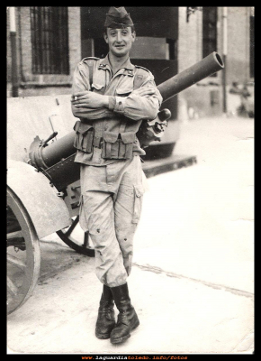 La mili
Año 1970, Ángel Aguilar en la mili, en el regimiento de artillería de Vicálvaro (Madrid)

Palabras clave: la mili