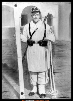 La mili
Justo Fernández, año 1952 durante la mili en el Regimiento de cazadores de Montaña en Candanchu  (Huesca)


Palabras clave: Justo Fernández la mili