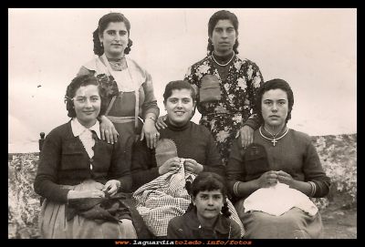 La modista
En el pueblo el trabajo para la mujer en las décadas de los años 50, 60 era poco donde se podía escoger. Estaba el campo o servir de criada en las casas pudientes, o las más afortunadas podían ir a Madrid a aprender un oficio, como el de peluquera o modista.

La modista ponía un pequeño taller en su casa, donde las chicas la ayudaban a coser, y a la vez  aprendían como coger un bajo a una falda, o hacer un sobrehilado… y si eran observadoras terminaban haciéndose sus propios trajes. 

En la fotografía la modista, Dora “la galla”, a continuación, Juana “la pilara”. Sentadas: Juli “la buca”, Mari Valero, Concha Peláez y la niña Encarni Valero. Año 1961

Palabras clave:   el trabajo para la mujer  campo o servir de criada  peluquera o modista