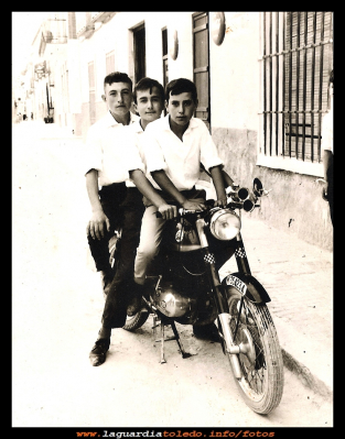 La Guzi
Juan Galán (el molinero) Alfonso Sánchez y Paco Guzmán, por la calle Mayor en una “guzi”
Palabras clave: calle Mayor el molinero Alfonso Paco moto guzi