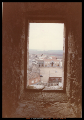 La plaza
Vistas de la plaza desde la torre, 1984. En el centro, se ve el kiosco de helados que tenia la Juliana, junto a la farola.
LOS ESCENARIOS DE LA VIDA: Edificios. < Iglesia Parroquial  
Palabras clave:  la plaza desde la torre