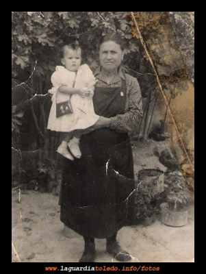  La tía Salustiana
Año 1952, Inés Orgaz con su abuela Salustiana
EL CURSO DE LA VIDA: Las familias
