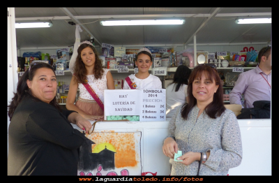 Tómbola
Las damas de honor, Rosana Torres y Ana Nuño vendiendo boletos de la tómbola de la parroquia. Fiestas del 2014.
Palabras clave: Las damas de honor tómbola