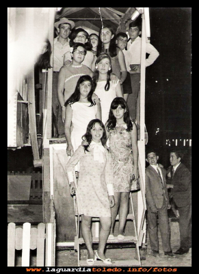La barca
Cuadrilla de amigas bajando de una atracción de feria, año1969.
Loli González, el del sombrero Santia, al lado Macu González, Inés Guzmán, Isi Novillo, Ina González,  Manoli Morales, Mirian (de Dos Barrios) y Juani “chimenea”  

Palabras clave: amigas  feria, año1969