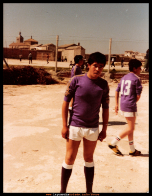 Las eras
Migel Angel Orgaz en un partido de fútbol, en las eras por las escuelas.
Hoy todo ese terreno esta lleno de casas.
EL CURSO DE LA VIDA: La juventud y los amigos
Palabras clave: las eras