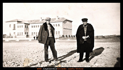 Las escuelas 1931
Eugenio y su padre Valeriano Mora.
Detrás las escuelas "Don Valentín Escobar" Año 1931.

Palabras clave: escuelas "Don Valentín Escobar" Año 1931