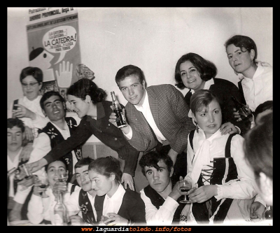 La cátedra
En el año 1967 llegaron al pueblo un grupo de mujeres de la sección femenina, se hicieron varios talleres: de costura, cocina, gimnasia, bailes regionales…
Se podían apuntar todos los chicos y chicas que quisieran, fueron unos meses divertidos.
ASOCIACIONES MUSICALES: < La Manchuela
Palabras clave: La cátedra, en el año  1967