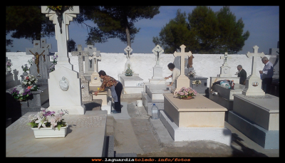 Limpieza
Unos días antes de los Santos, se tiene costumbre de hacer limpieza en las sepulturas de nuestros familiares (27-10-2014) 
Palabras clave: días de los Santos