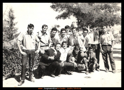  Los amigos
 Año 1967. Cuadrilla de mozos en el cerro.
Por la  izquierda: Jesús Seguido Barajas, Andrés (franches), Filín Sánchez Orgaz, José Guzmán (meriña,) Pedro, Fausto Muñoz (botines), Juan del Valle Huete, Juli García, Juan Puerta.
Abajo: Ángel Aguilar, Andrés Puerta, Rufino y Abundio Seguido Mora.
EL CURSO DE LA VIDA: La juventud y los amigos


Palabras clave: mozos en el cerro