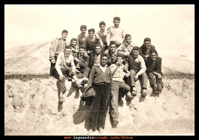 Los amigos: año 1958
Cuadrilla de amigos en el campo.
Por abajo, de pie: Juli Mascaraque, Manolo Orgaz, Julián Orgaz, Carlos Guzmán, Goyo Santiago, Santiago Martin-Rubio, Emilio Guzmán, Paco Cabiedas, Constancio Tejero, Marcos Potenciano, Juanito Guzmán, Domingo Huete, Trifon Sánchez.

Palabras clave: Cuadrilla de amigos