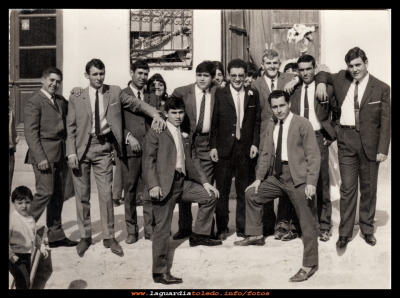 Los amigos
Boda de Tito y Tomasa. Posando con las amigos, años 60
Empezando Por la izquierda: José Cabiedas, Justo López, Juan Orgaz, Chelo Perea, Manolo García de Angela, Manolo Cabiedas, Carmen Hijosa, Tito García de Angela (Cepa) Carmen Orgaz, Perpetuo Mora, José García de Angela, Tomasa Pérez, Marcos Potenciano y José Luis Martin-Rubio.   

Palabras clave: Boda de Tito y Tomasa