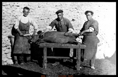 Los carniceros
Estos son los tres Carniceros que había en el  pueblo en el año 1945, Víctor Cabiedas, (abuelo de José,  actual carnicero)  Angel Santiago “codos” e Hilario Peláez  (potaje) También eran los que avisaba la gente en la época de la matanza, cuando se mataba el gorrino.
Palabras clave: Carniceros matanza gorrino