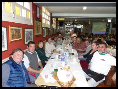 Más comensales
Tercer festival gastronómico, organizado por la asociación cultural Proyecto Tupi.
Todos los años dedicamos esta jornada gastronómica a las judías, porque creemos que este plato tan nutritivo fue uno de los más importantes durante décadas en nuestro pueblo, simplemente cocidas con un poquito de aceite y una cabeza de ajos, a unas suculentas de matanza, que admitían cualquier parte del cerdo sobretodo el morquin  (El morquin es el estómago  del gorrino, que se rellena de la misma masa de las morcillas)
Otras de las costumbres era, el 17 de Enero día de San Antón,  echar el rabo del lechón al puchero con las judías, para que el próximo año el gorrino fuese más grande. 

Palabras clave: festival gastronómico judías Proyecto Tupi