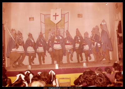  Los cruzados
Actuación de jóvenes guardiolos, en el antiguo convento, vestidos de cruzados.
Año 1975
ASOCIACIONES CULTURALES: < Grupos de teatro
Palabras clave: Actuación de jóvenes guardiolos cruzados