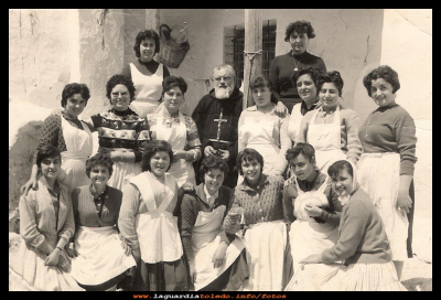 Los misioneros
El día 28 de Abril del 1960 se hizo un desayuno (chocolate con churros) para los niños guardiolos, en honor a la visita de unos padres misioneros.
En la foto las chicas que colaboraron en servir el desayuno.

Abajo: Isabel Moya, Juanita, Rosi Alonso, Josefina de la Cruz Nuño, Matilde García, Isabel Martínez, Pepa García.
Arriba: Mari García Potenciano,  Micaela Pedraza,  Ino Peláez, Jesusa Pedraza, el padre misionero Félix Labastida, Juli García González,  

Palabras clave: desayuno visita de padres misioneros