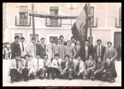 Los quintos
Quinta del año 1951, posando en la plaza, delante de la tienda que tenia Pepe ¿Puede ser? Porque el ayuntamiento no parece que sea. 
No lo podéis aclarar alguno.

Palabras clave: Quinta del año 1951