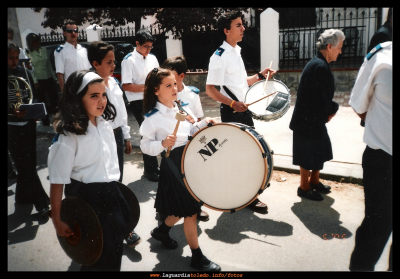 Procesión de San Isidro 2005
Carolina y Lucía, reina y dama de este año 2012, en la banda de música acompañando en la procesión de San Isidro 2005
Palabras clave: banda de musica carolina y lucia