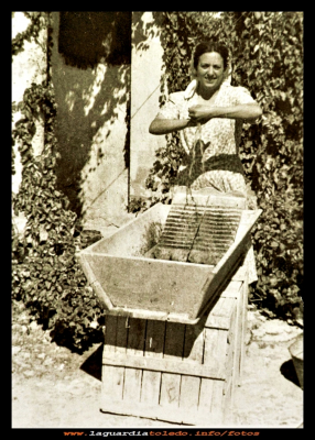 La artesa
Luisa Labrador lavando en una artesa, 1952
Palabras clave: lavando artesa 1952