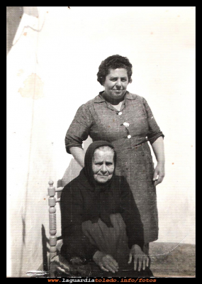 Madre e hija
La tía María “la morrita”  y su hija Juana Hernández, en la majá. Años 50.
Palabras clave: la majá. Años 50.