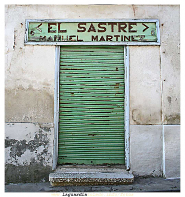 Casa del Sastre fue fundada en 1907 por Lino Martínez, vío su explandor con Manuel Martínez "El Sastre" hoy después de CIEN AÑOS sigue abierta por sus sucesores. Esta negocio es unos de los pocos centenarios que quedan en nuestro pueblo.
Aunque este negocio, y otros que aún están abiertos, existan, el concepto de "comercio tradicional al por menor" que representan  esta ya extinto. Las grandes superficies y las áreas comerciales los están desplazando. Hemos ganado en variedad de productos y posiblemente en precios, pero hemos perdido en cordialidad y familiaridad en el trato así como en cercanía. 
Palabras clave: Casa del Sastre fue fundada en 1907 por Lino Martínez, vío su explandor con Manuel Martínez "El Sastre" hoy después de CIEN AÑOS sigue abierta por sus sucesores. Esta negocio es unos de los pocos centenarios que quedan en nuestro pueblo.